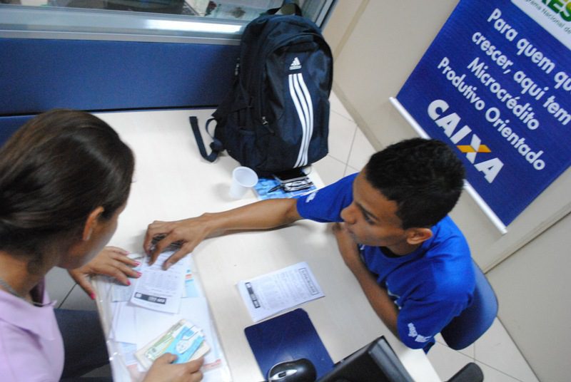 Wanisson Domingos explica à interessada os critérios do microcrédito (Foto: Ascom/Semasc)